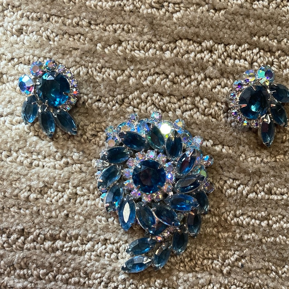 Vintage Gorgeous Blue rhinestone, AB Rhinestones Silver Tone Brooch/Pin, ER’s